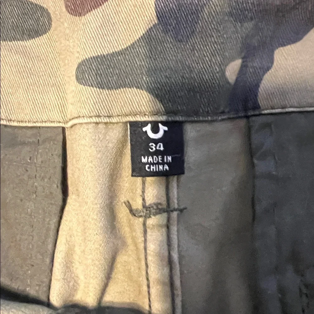 TRUE RELIGION CAMO CARGO SHORTS SIZE 34
